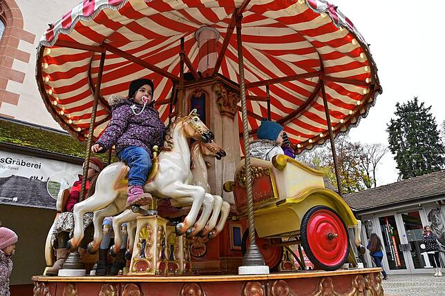Eine Fahrt auf dem nostalgischen Karussell kommt bei den kleinen Besuchern gut an.