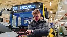 SÜDKURIER-Volontär Marvin Nagel vor dem Städteschnellbus auf der Fähre. Der Blick auf die Uhr zeigt: Pünktlich wird er in ...