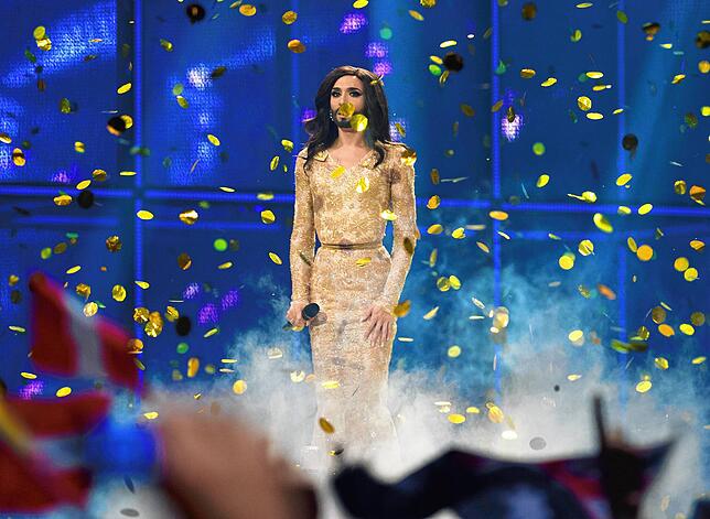 2014 gewinnt Conchita Wurst mit Bart und Paillettenkleid. Es folgt eine heftige Kontroverse.