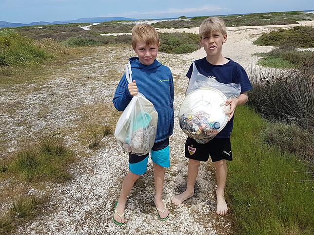 Mein Sohn Paul (links) mit seinem Freund Linus bei ihrer Müllsammelaktion am Strand in Sardinien.