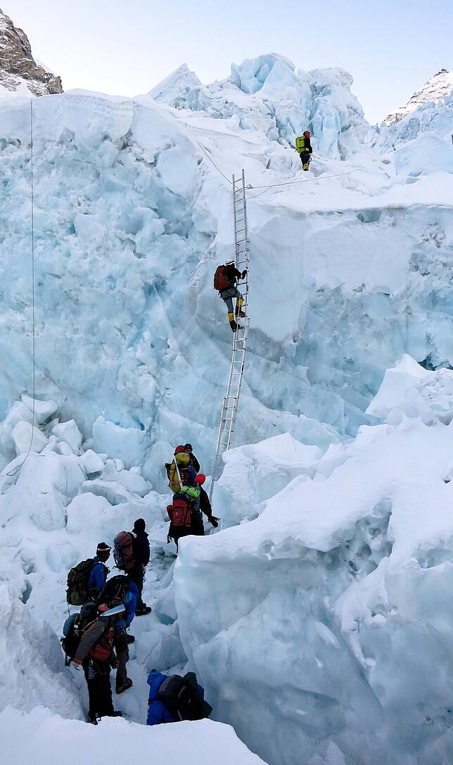 Kleiner Stau beim Aufstieg: Die Sherpas haben alles vorbereitet und am Gletscher des Everest Leitern verbaut.