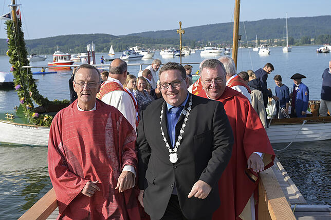 (von links) Pfarrer Stefan Hutterer, Bürgermeister Patrick Kraus und Alt-Münsterpfarrer Michael Hauser.