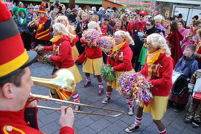 Bild 14: Die Girls von Cheerio Ratoldi geben den Groove auf dem Marktplatz vor