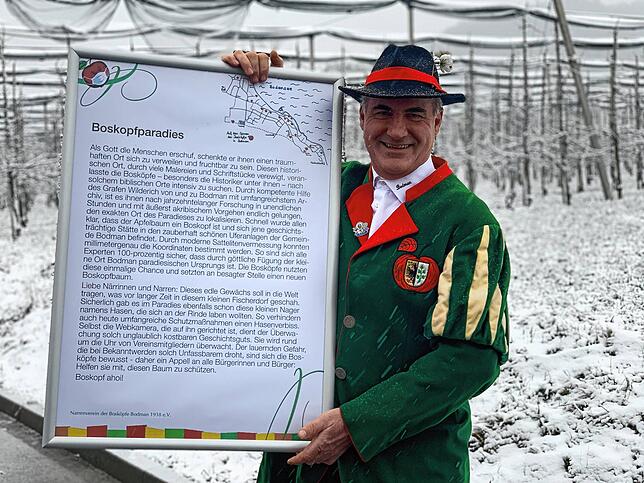 Bertram Ledergerber trägt eins der 16 Schilder, die zum Schmotzige Dunschtig heimlich aufgestellt werden.