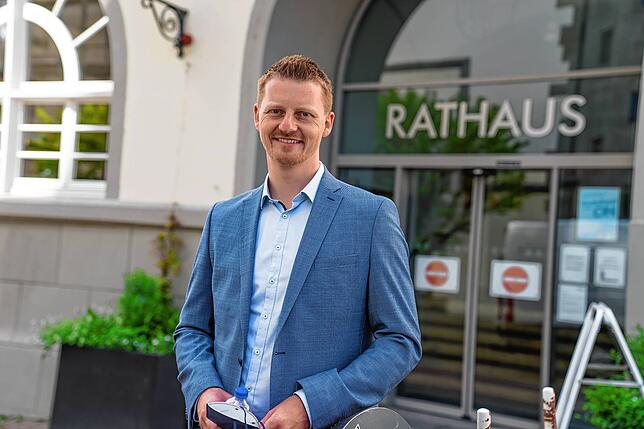 Der Tuttlinger Wirtschaftsförderer Simon Gröger hat seine Bewerbung am Samstag im Rathaus eingeworfen. Bild: Thomas Niedermüller