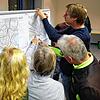 Bürger informieren sich und diskutieren über mögliche Veränderungen der Verkehrswege im Workshop zum Klima- und Mobilitätskonzept.