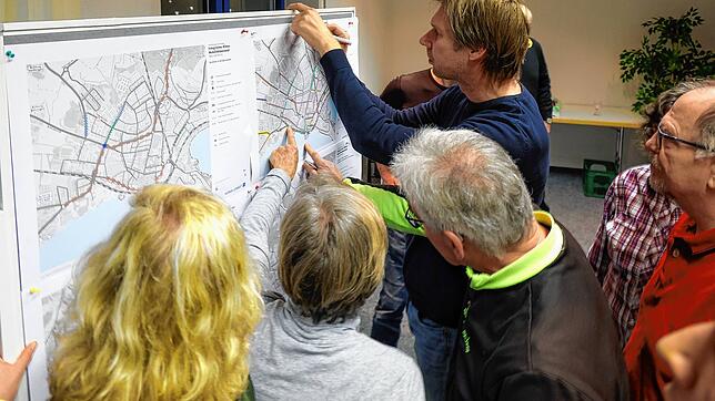 Bürger informieren sich und diskutieren über mögliche Veränderungen der Verkehrswege im Workshop zum Klima- und Mobilitätskonzept.