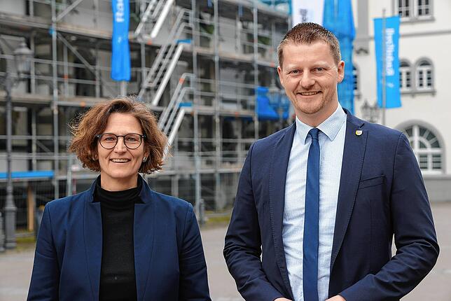Die Leiterin des Dezernates III, Angelique Augenstein und OB Simon Gröger vor dem Baugerüst des Radolfzeller Münsters. Für diese ...