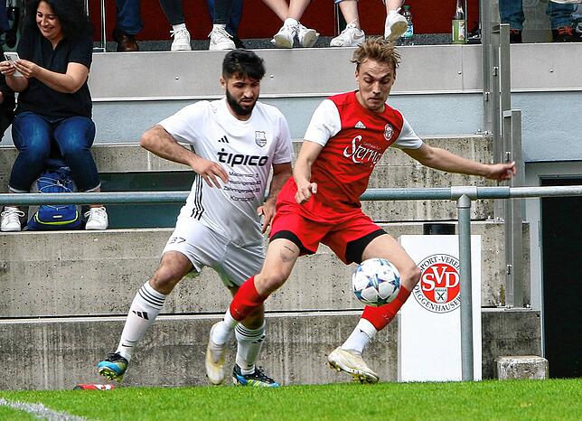 Gegen den Türk. SV Konstanz holte Victor Maag vom SV Deggenhausertal (rechts) mit seiner Mannschaft einen wichtigen 1:0-Sieg.