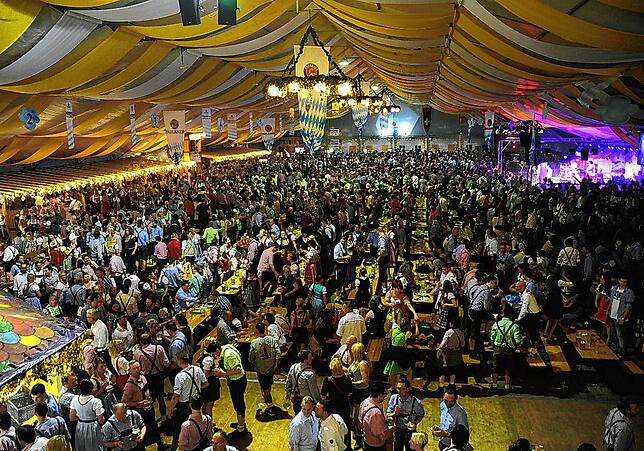 Menschen Schulter an Schulter beim gemeinsamen Feiern und Trinken. Das Oktoberfest in Konstanz unterscheidet sich in dieser Hinsicht ...