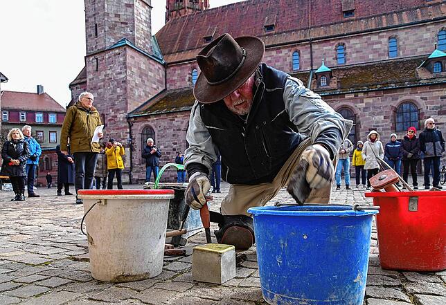 Gunter Demnig gilt als der Erfinder der Stolpersteine. Mit ihnen soll an die Opfer des Nationalsozialismus erinnert werden. Seit 1996 ...