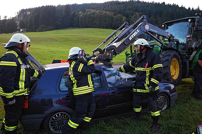 Mit dem Spreizer werden die Türen am Unfallwagen geöffnet um die Verletzten bergen zu können.