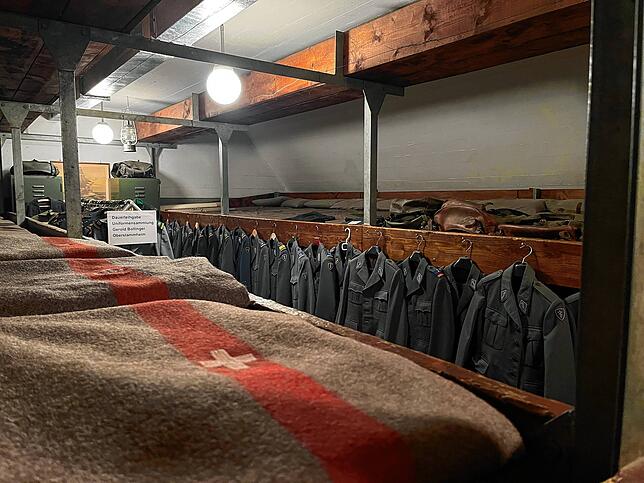 In der Unterkunft gab es Schlafplätze Platz für 65 Soldaten. Jeder konnte sein eigenes Bett beziehen. Die Soldaten arbeiteten im ...