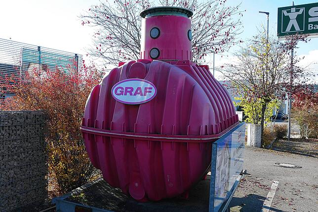 Eine 4800 Liter fassende Zisterne aus Kunststoff.
