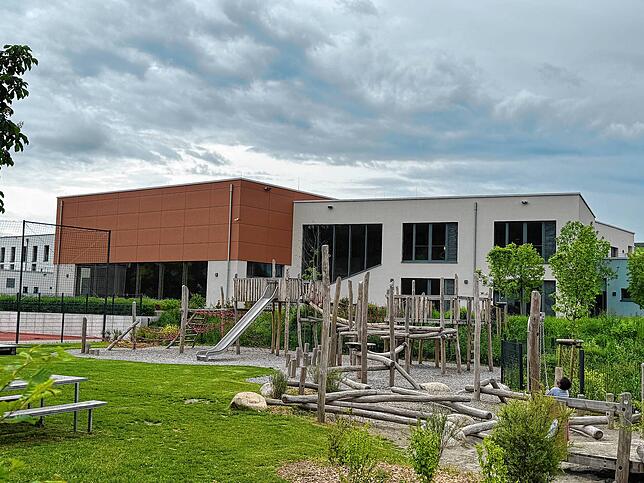 Im Hintergrund das neue Schulhaus für die Sekundarstufe 2. Auch der Spielplatz und das Spielfeld m Vordergrund sind im Zuge des Neubaus ...