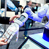 Eine Frau hält am Stand von Festo auf der Hannover Messe die Hand eines bionischen Roboters. Was sich heute noch nach Zukunftsmusik ...