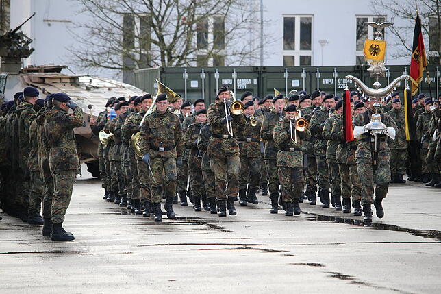 Das Heeresmusikkorps Ulm spielt in der Fürstenberg-Kaserne zur offiziellen Verabschiedung des Jägerbataillons 292. Die Soldaten aus ...
