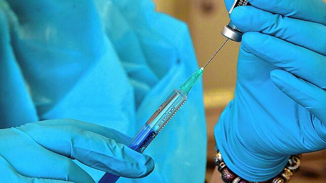 Eine Mitarbeiterin des Impfzentrums zieht eine Spritze mit 0,3 Milliliter des Biontech-Impfstoffs auf. Mit dem Stoff von Astra-Zeneca ...