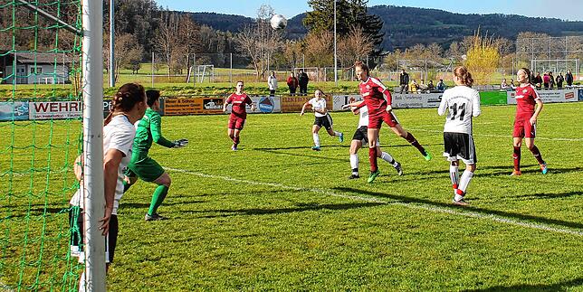 Bild 3: FC Hochrhein wehrt sich tapfer beim 1:2 gegen Spitzenreiter SV Deggenhausertal &ndash; wir haben Bilder!