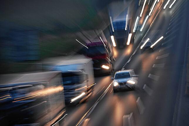 Wer viel rasanter als erlaubt fährt, könnte bald gar nicht mehr fahren dürfen – denn neben Bußgeldern drohen Rasern auch Fahrverbote.
