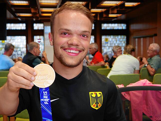 Mit der Goldmedaille: Kugelstoßer Yannis Fischer bei der Para-WM 2023.