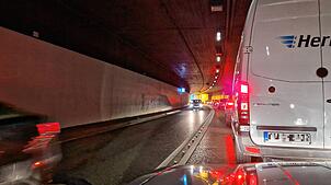 Ein gewohntes Bild während der Fakuma, hier im Oktober 2023: Der Verkehr staut sich im Stadtgebiet und darüber hinaus – etwa im ...