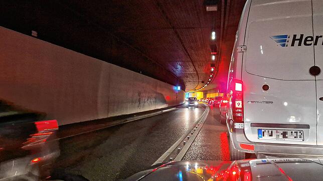 Ein gewohntes Bild während der Fakuma, hier im Oktober 2023: Der Verkehr staut sich im Stadtgebiet und darüber hinaus – etwa im ...