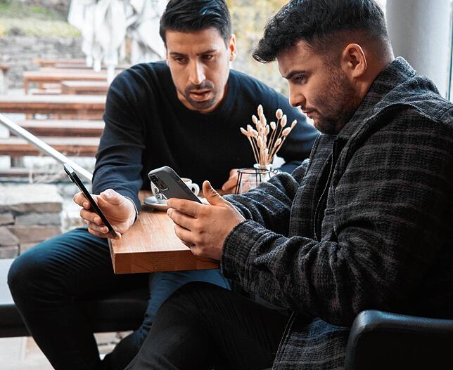 Zwei Kaffeekenner und Fußballexperten unter sich: Sami Khedira und Felix Ladwig.