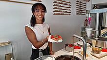 Seit Mitte Juni ist die Bar Liesel auf der Markstätte eröffnet. Unter anderem gibt es frische Erdbeeren mit belgischer Schokolade. ...