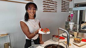 Seit Mitte Juni ist die Bar Liesel auf der Markstätte eröffnet. Unter anderem gibt es frische Erdbeeren mit belgischer Schokolade. ...