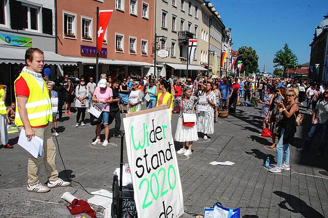 Die Teilnehmer brachten Plakate mit, um auf ihre Positionen aufmerksam zu machen. Darunter auch Hinweise auf die umstrittene ...