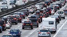 Wer am Wochenende auf den Straßen unterwegs ist, sollte etwas mehr Zeit einplanen.