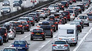 Autos stehen auf der Autobahn 8 in Fahrtrichtung München im Stau.