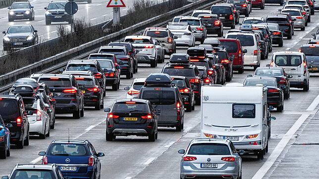Autos stehen auf der Autobahn 8 in Fahrtrichtung München im Stau.
