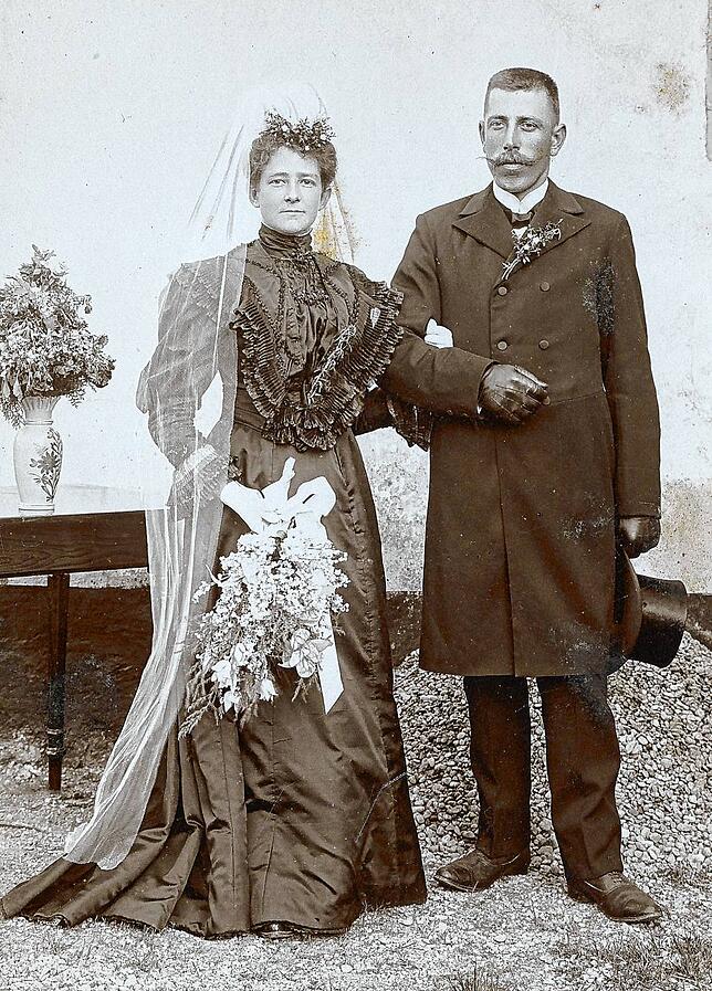 Frisch vermählt: Köchin und Kutscher gaben sich am 25. Mai 1907 in der Pfarrkirche von Senden das Ja-Wort. Das Hochzeitsfoto entstand im ...