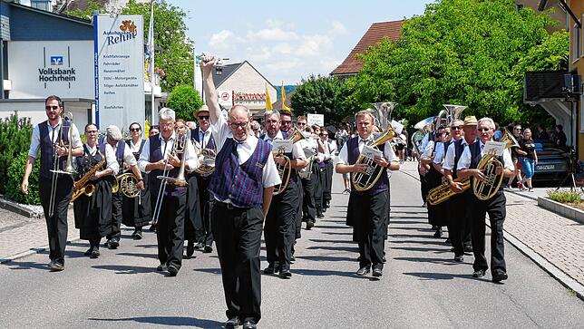Bild 19: Großer Umzug der Musik – und Radsportvereine – hier die besten Einblicke