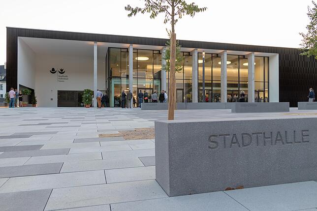 Lichter an und Türen auf: Zum ersten Mal durfte die Öffentlichkeit die neue Stadthalle in Augenschein nehmen – beim festlichen Empfang ...