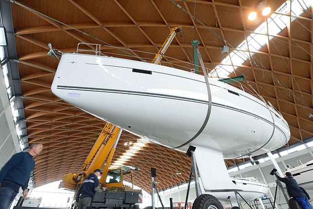 Boote wie dieses mit gut 13 Metern Länge verkaufen sich laut dem Branchenverband DBSV gut, kleinere Exemplare nicht. Bild: dpa