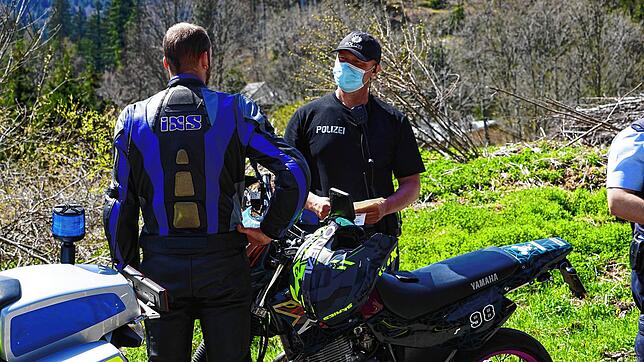 Eine groß angelegte Verkehrskontrolle, die speziell Motorradfahrer im Blick hatte, fand am Sonntag, 9. Mai, auf der L140 zwischen Bernau ...