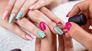 Zwei Mitarbeiterinnen sollen illegal in einem Nagelstudio im Raum Bad Säckingen beschäftigt worden sein. (Symbolbild)
