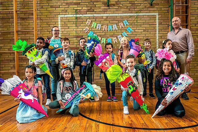 Klasse 1b: Die Erstklässler mit Klassenlehrern Harald Bogen und Constanze Armbrust.