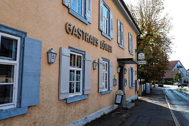 Gehört zum Ortsbild von Wollmatingen: Das Gasthaus Löwen gegenüber der Linde, die abgerissen wird.
