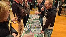 Intensiv diskutieren Bürger beim Informationsabend zum &bdquo;Lückenschlus B 523&ldquo; die Trassenführung anhand der neues Pläne des ...