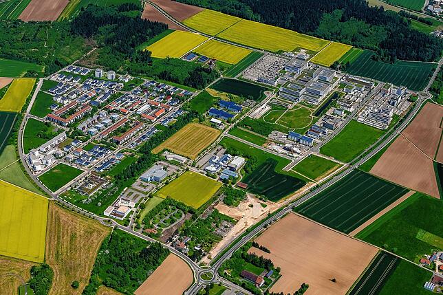 Vogelperspektive auf den mittleren Zentralbereich zwischen Villingen und Schwenningen. Links der Landesstraße 173 gibt es zwischen dem ...