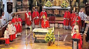 Den Festgottesdienst in der Stadtkirche St. Martin zelebriert der Freiburger Erzbischof Stephan Burger (Mitte). Dekan Stefan Schmid ...