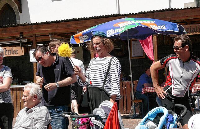 2009: Wer wird denn da kitzelig sein? Die Clownerien für die Kleinen erfreuen auch die großen Zuschauer &ndash; so wie hier beim ...