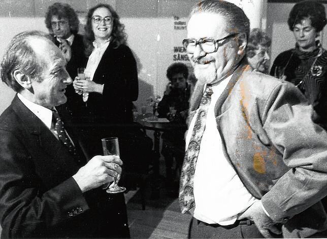 Der damalige Bürgermeister Franz Ziwey (links) und Narrenrichter Walter Schneider am 5. November1983 bei der Einweihung des Bürgerhauses ...