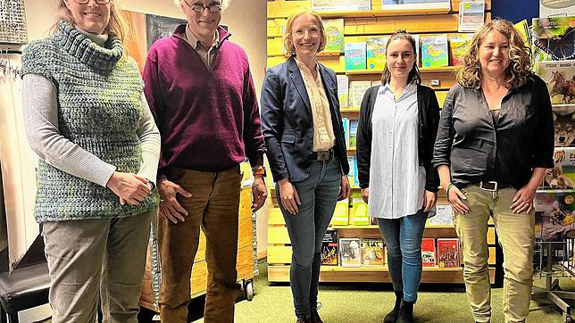 Von links: Henrike Bischoff und Hans W. Steißlinger (BUND-Ortsverband Bodman-Ludwigshafen-Stockach), Maria Kaufhold (Amt für Nahverkehr ...