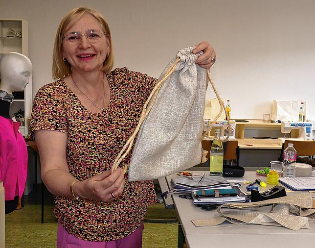 Nähstubenleiterin Beatrix Mattes zeigt den Prototyp des Schulrucksacks. Aber er bekommt weichere Tragegurte.