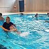 Eltern und Kursleiterin Tine Machill (vorne) wundern sich, dass die erste Stunde ihres DRK-Schwimmkurses ausfallen musste. Das ...